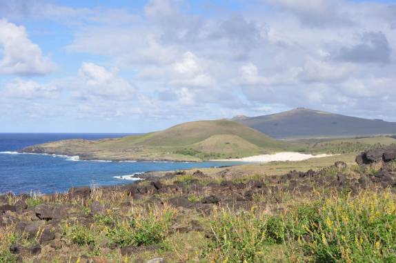 Finalmente, depois de uma longa caminhada pelo norte da ilha, a praia de Anakena aparece no nosso horizonte! (Ilha de Páscoa, no sul do Oceano Pacífico)